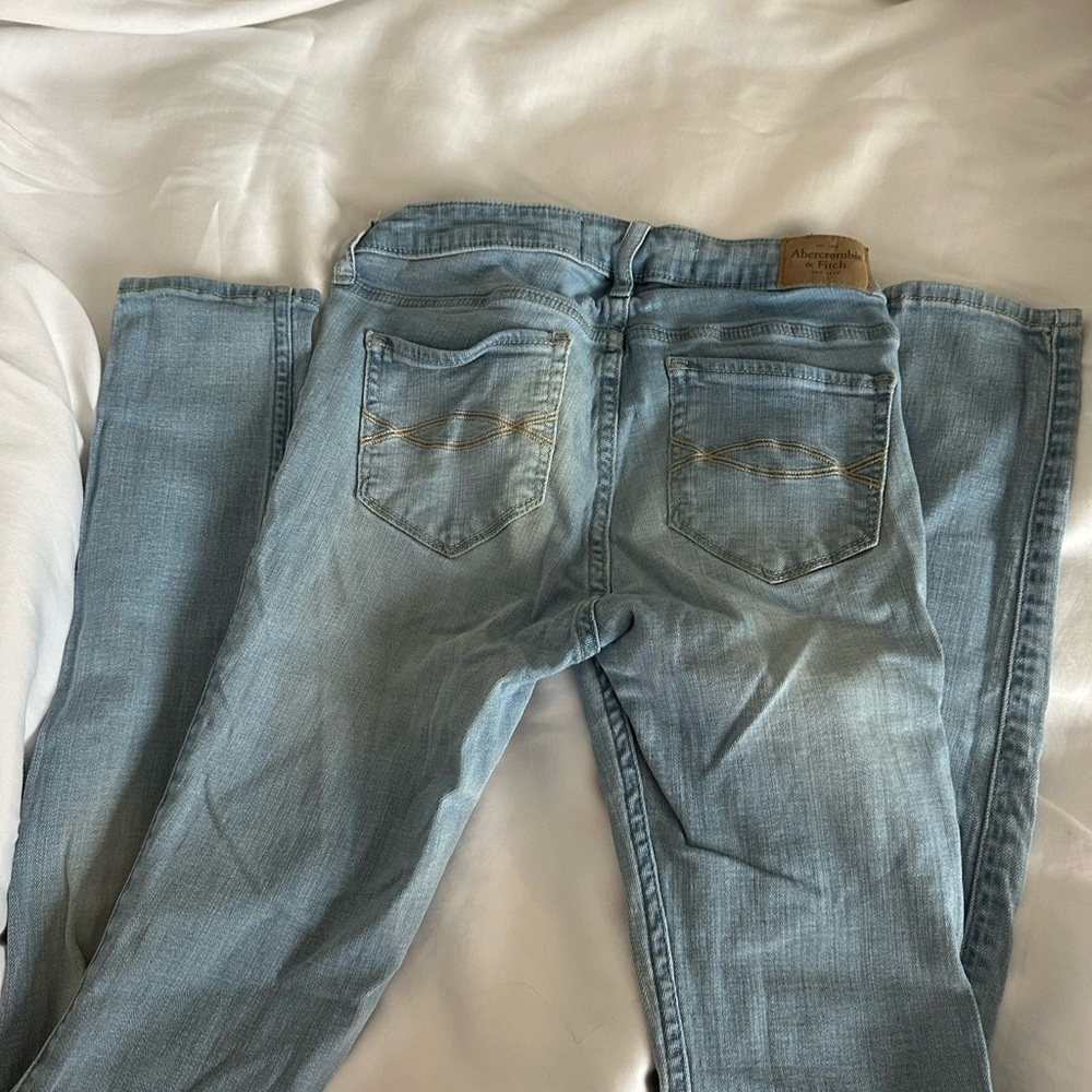 ABERCROMBIE and Fitch Light Wash Jeans - Picture 4 of 7